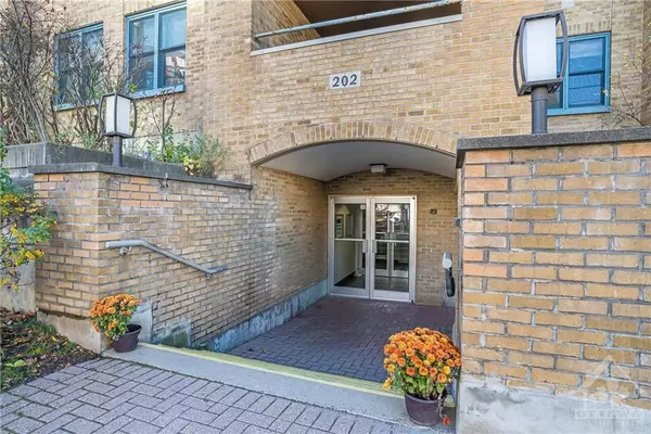 West Centre Town, ON K1Y 1L7,202 HINCHEY AVE #106