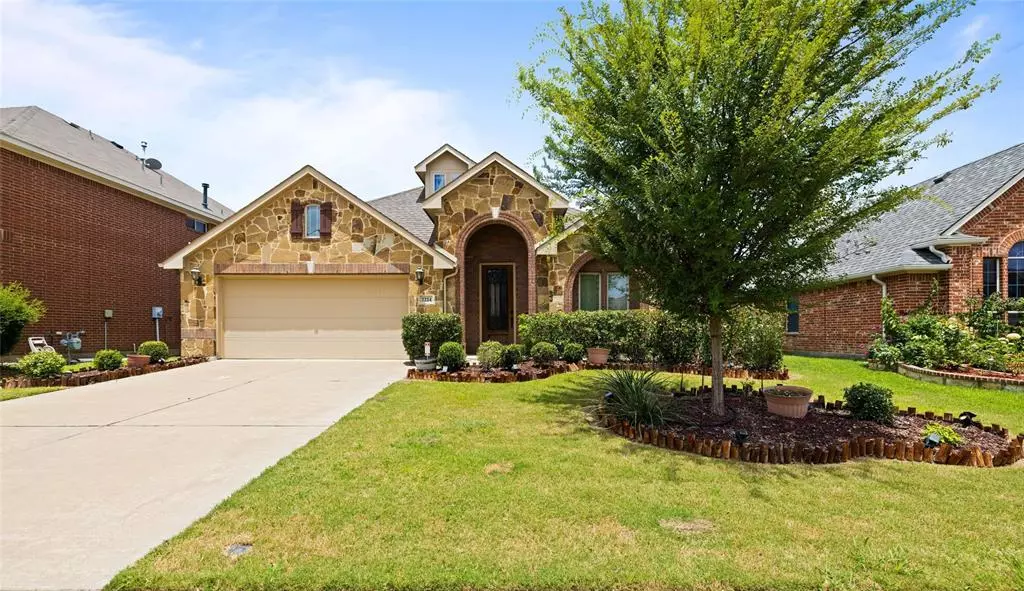 2224 Sparrow Hawk Court, Grand Prairie, TX 75052