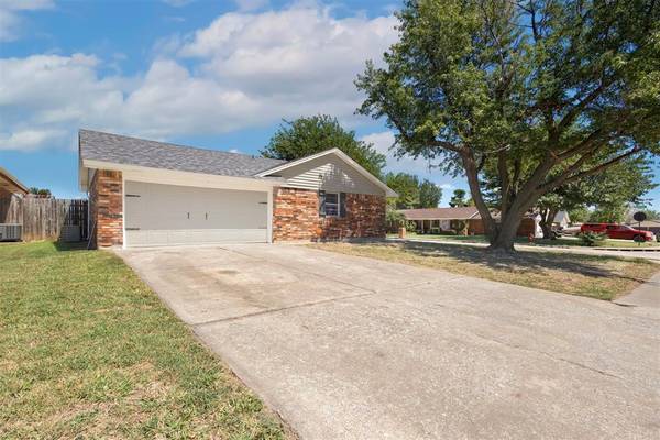 913 Ranchoak Court, Yukon, OK 73099