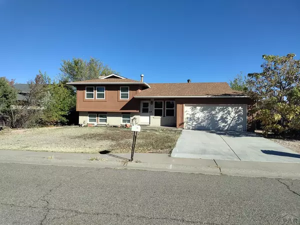 6 Crestaloma Dr, Pueblo, CO 81005