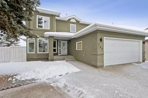 751 Mckenzie Lake Bay Southeast, Calgary, AB T2Z2J2