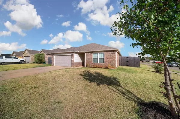 Mustang, OK 73064,1905 W Oak Valley Way