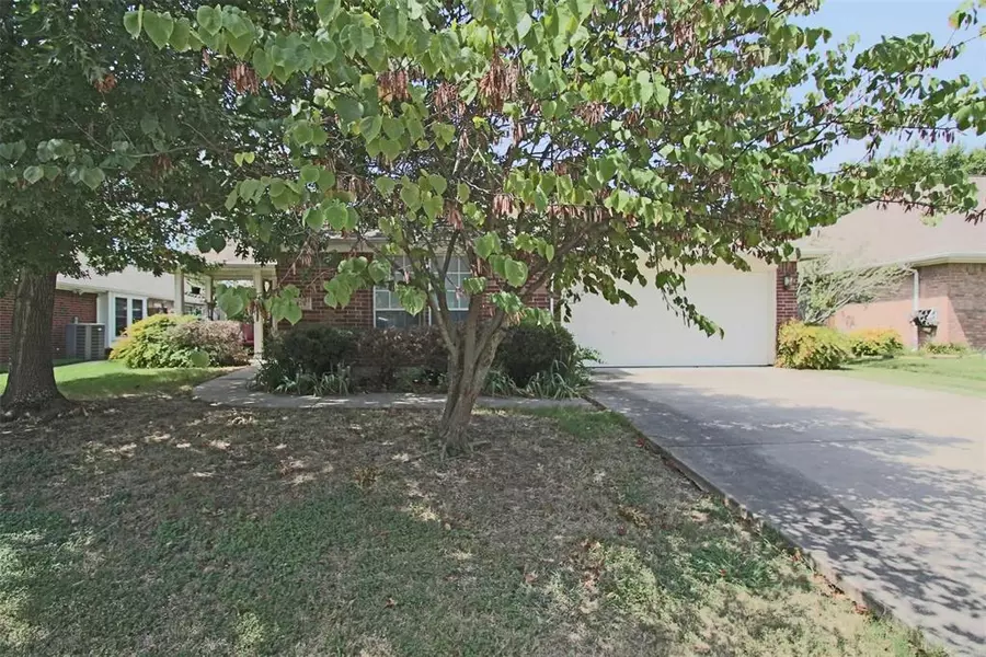 845 Heberle Drive, Burleson, TX 76028