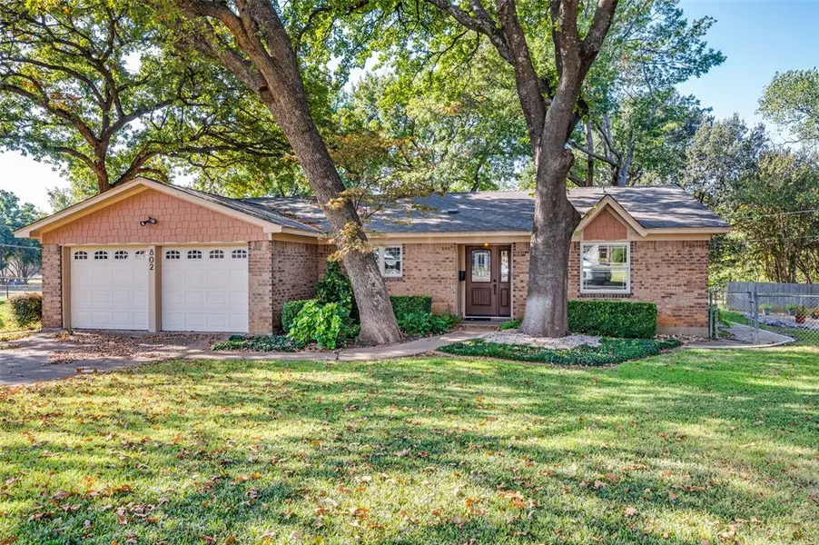 802 Wilshire Court, Arlington, TX 76012