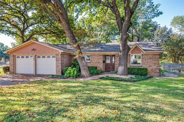 802 Wilshire Court,  Arlington,  TX 76012