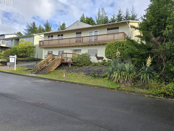 805 PREFONTAINE DR, Coos Bay, OR 97420