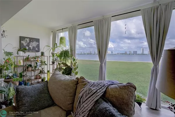 Riviera Beach, FL 33404,2936 Lake Shore Dr  #105