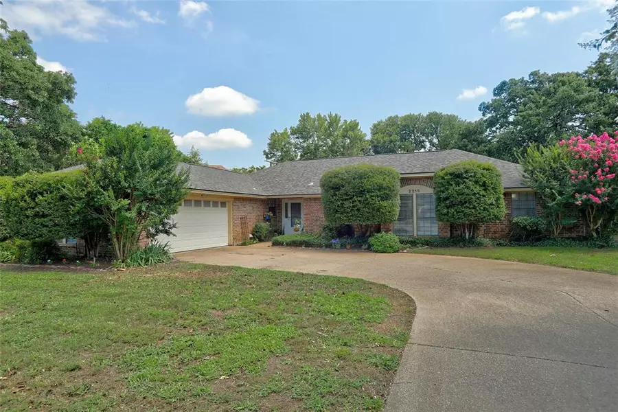 2215 W Nathan Lowe Road, Arlington, TX 76017