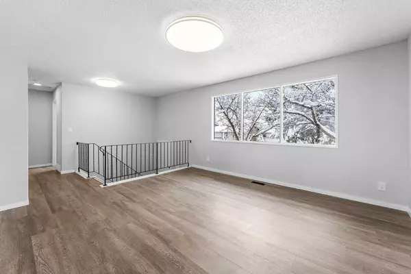 Calgary, AB T1Y 3Y3,895 Pinecliff DR NE