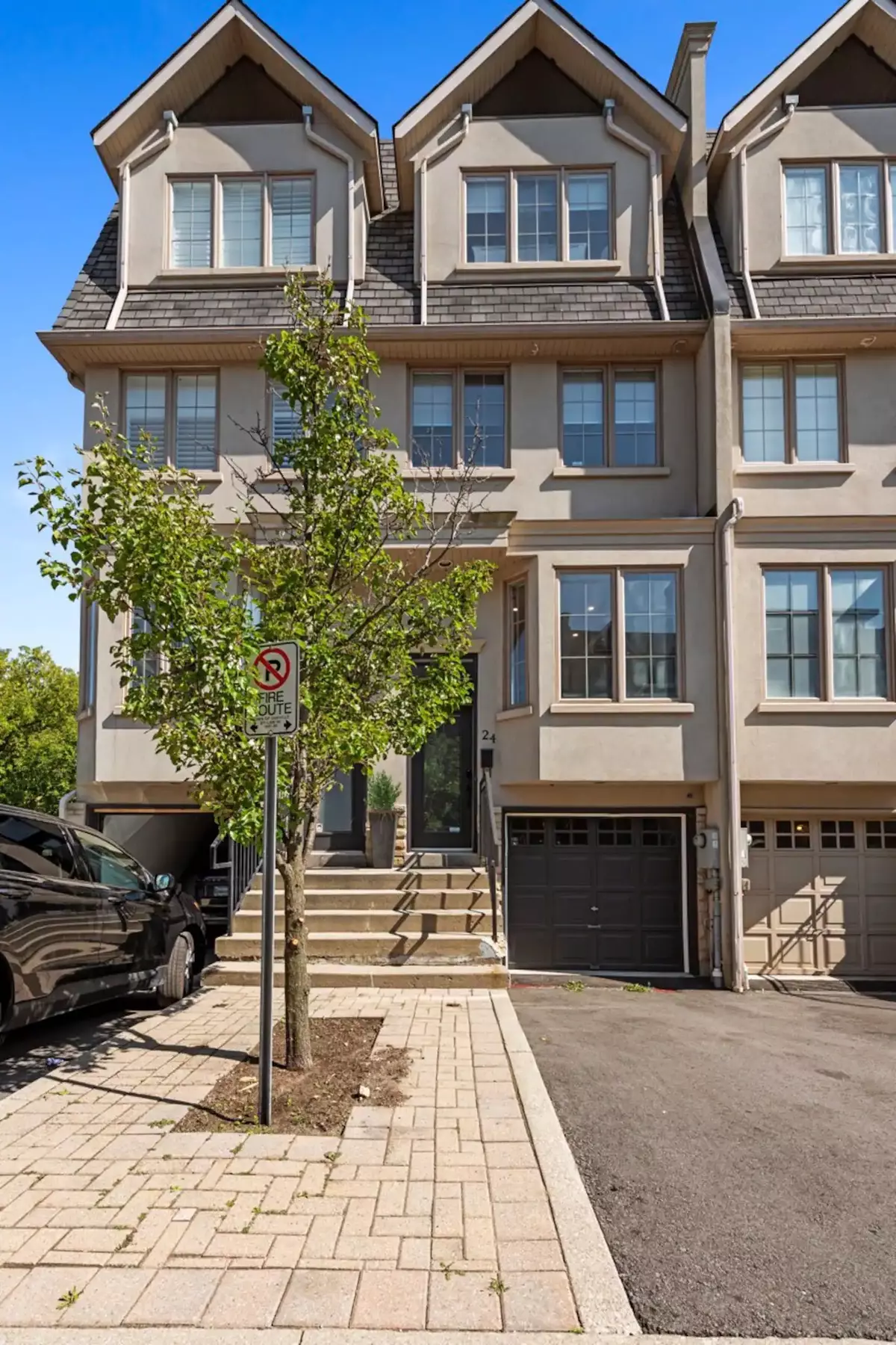 Oakville, ON L6L 3H8,96 Nelson ST #24