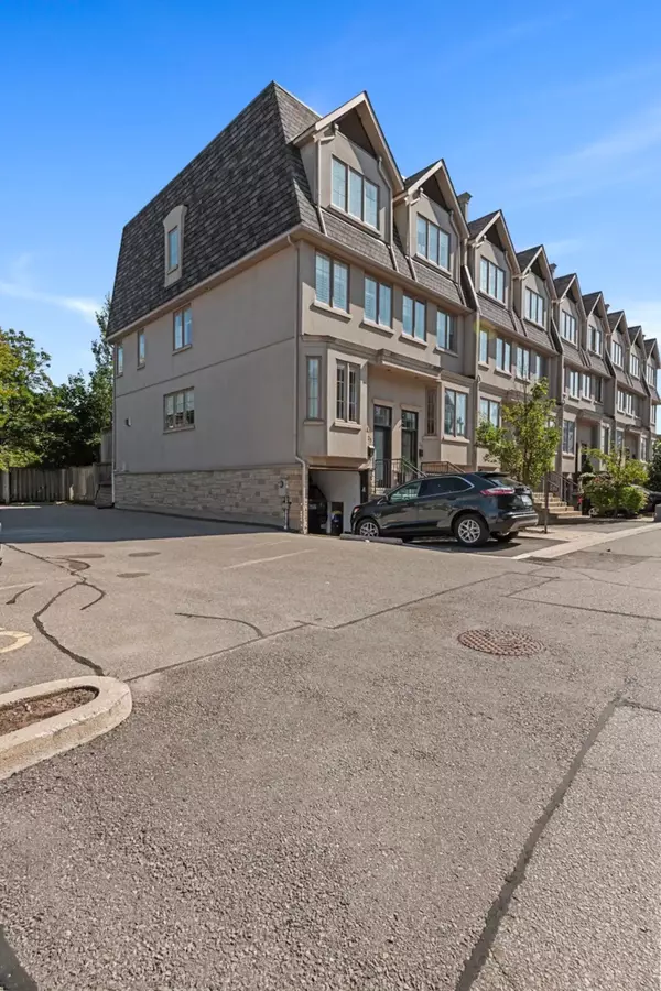 Oakville, ON L6L 3H8,96 Nelson ST #24