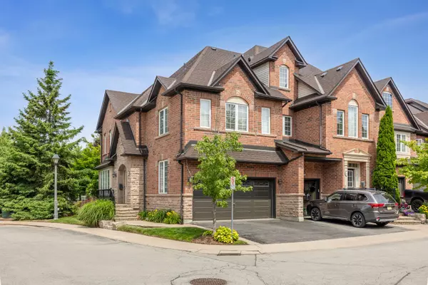 Oakville, ON L6H 7J2,300 Ravineview WAY #44