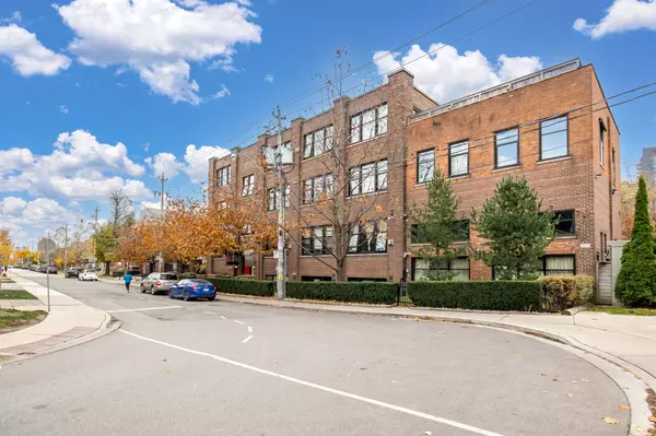 371 Wallace AVE #2, Toronto W02, ON M6P 3N8