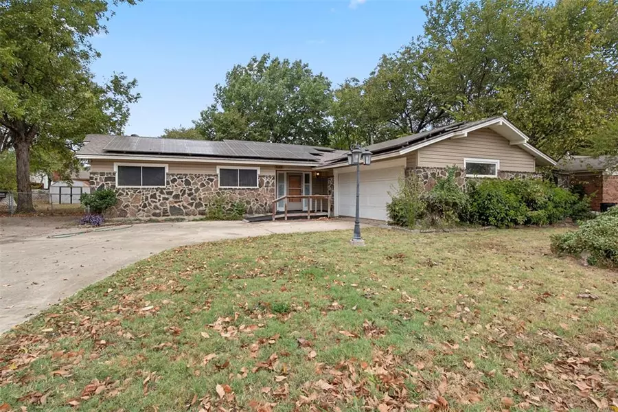 6412 Regal Road, Forest Hill, TX 76119