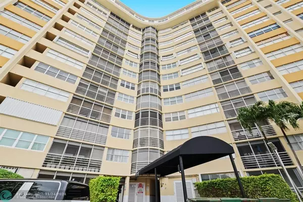 Hallandale Beach, FL 33009,100 Golden Isles Dr  #812