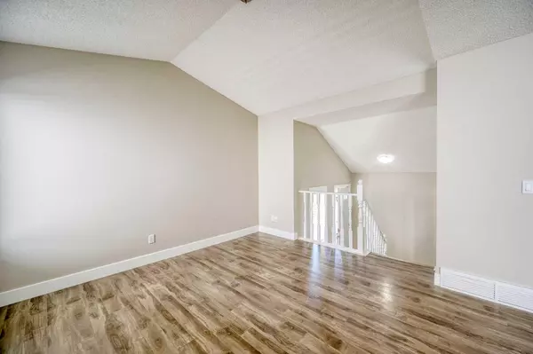 Calgary, AB T3K 4X1,1072 Country Hills CIR NW