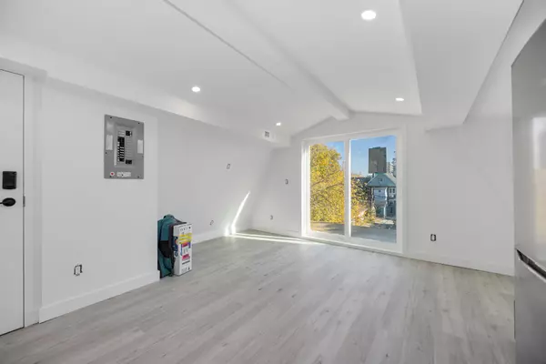 Toronto W02, ON M6H 2X7,1085 Dovercourt RD #4