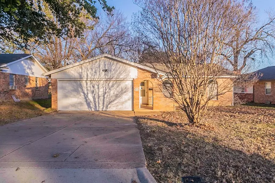 913 Henslee Drive, Euless, TX 76040