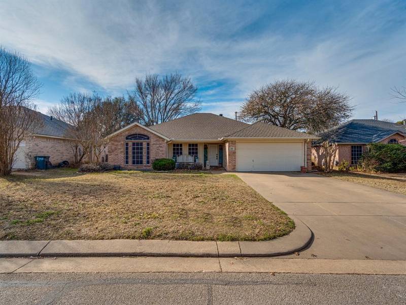 310 Comanche Walk, Joshua, TX 76058