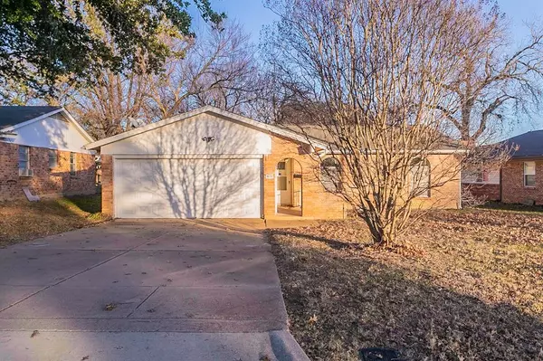 913 Henslee Drive, Euless, TX 76040