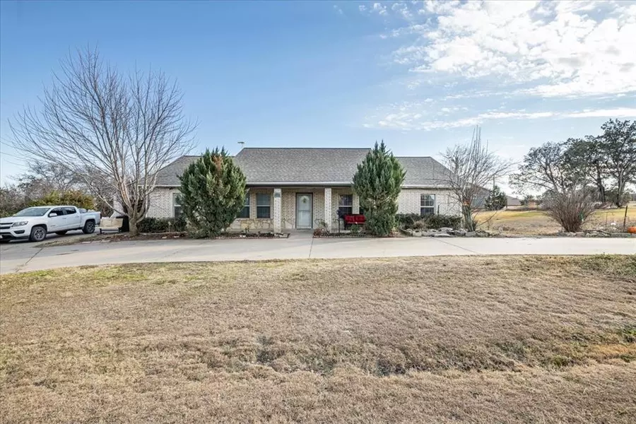 1015 W Apache Trail, Granbury, TX 76048