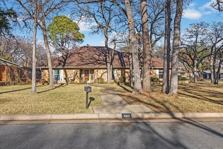 2611 Winding Oaks Drive, Arlington, TX 76016