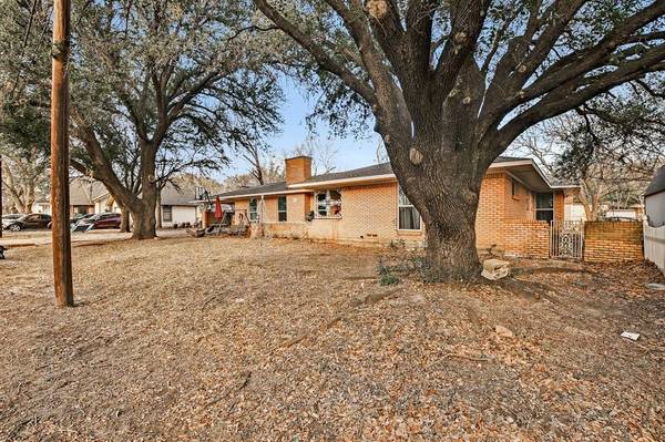 211 E Park, Italy, TX 76651