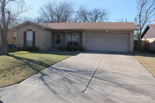 737 Hallvale Drive, White Settlement, TX 76108