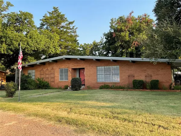 1204 W Custer Street, Seymour, TX 76380