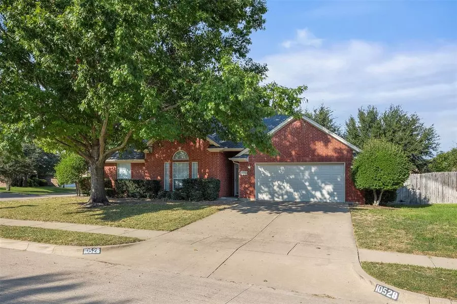 10528 Stonehill Drive, Benbrook, TX 76126