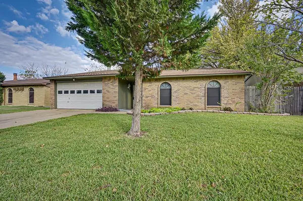 1002 Clark Trail, Grand Prairie, TX 75052