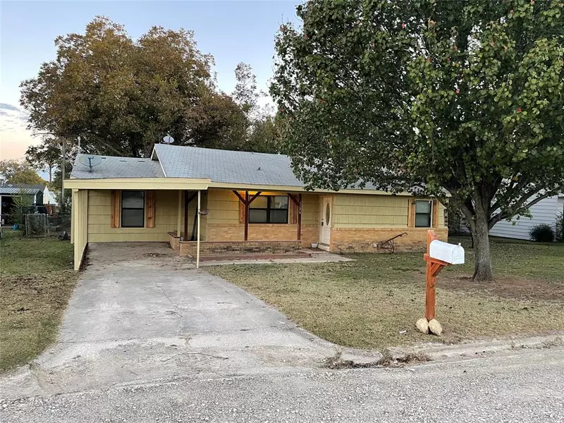 1126 W Archer Street, Jacksboro, TX 76458