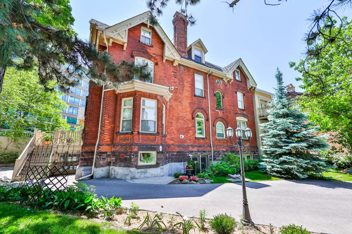 Toronto W02, ON M6P 2V9,32 Gothic AVE #5