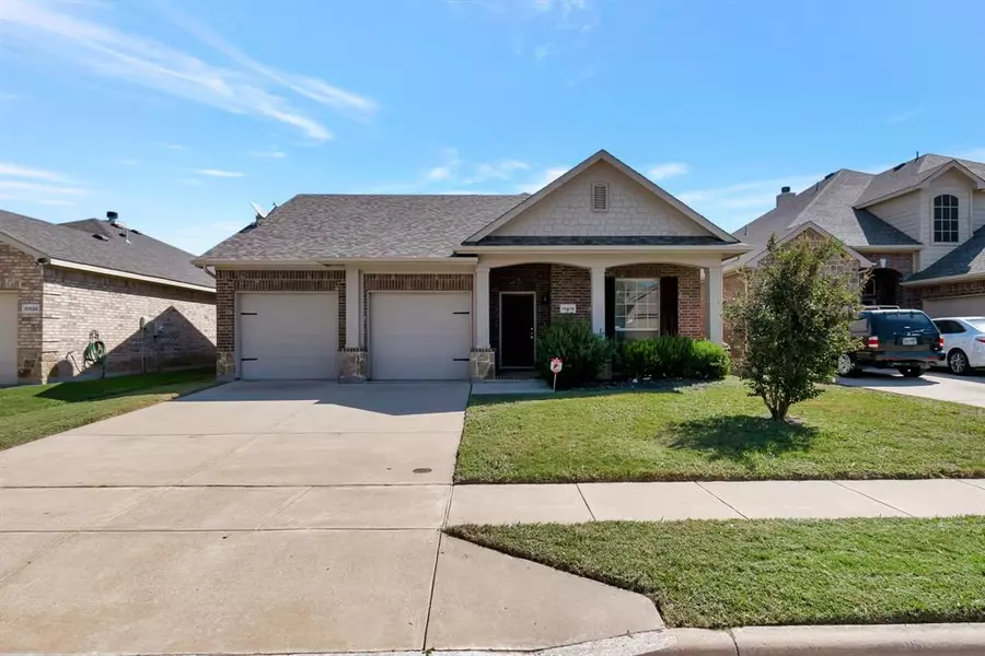 10916 Braemoor Drive, Fort Worth, TX 76052