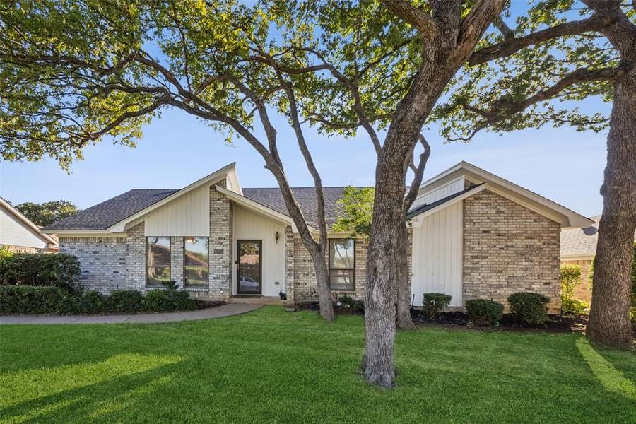 2028 Parkridge Drive, Hurst, TX 76054