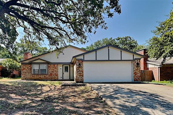 5804 Trail Crest Drive, Arlington, TX 76017