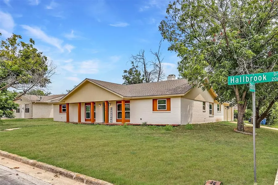 237 Hallbrook Drive, Fort Worth, TX 76134