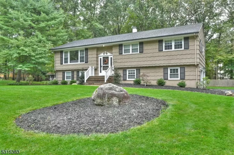 18 Beech Dr, Mahwah Twp., NJ 07430