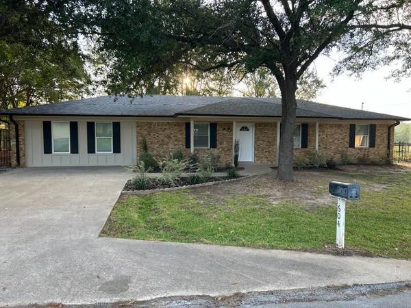 604 Chestnut,  Van,  TX 75790