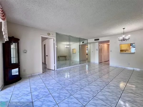 Sunrise, FL 33322,9181 Sunrise Lakes Blvd  #104