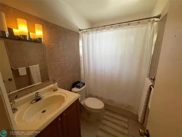 Wilton Manors, FL 33334,2607 NE 8th Ave  #25