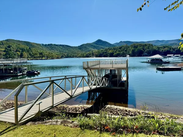 Hiawassee, GA 30546,436 Admirals Point