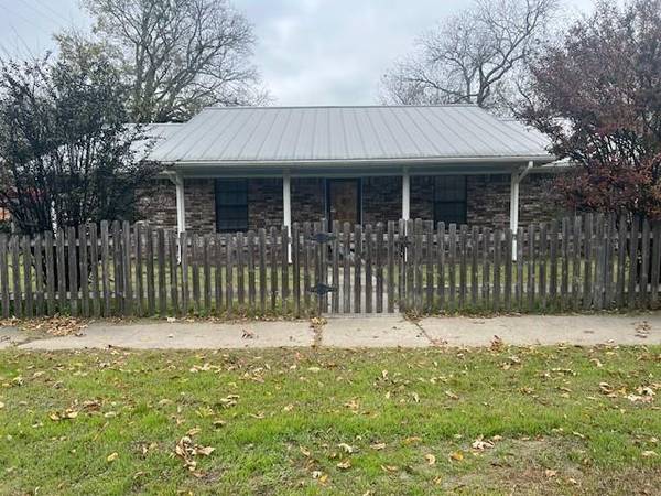 725 S Grand Avenue, Gainesville, TX 76240