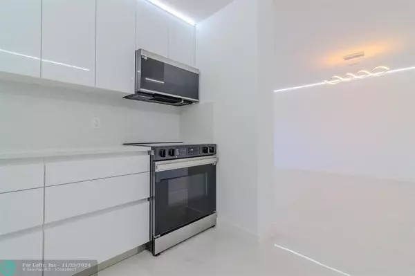 Hallandale Beach, FL 33009,401 Golden Isles Dr  #802