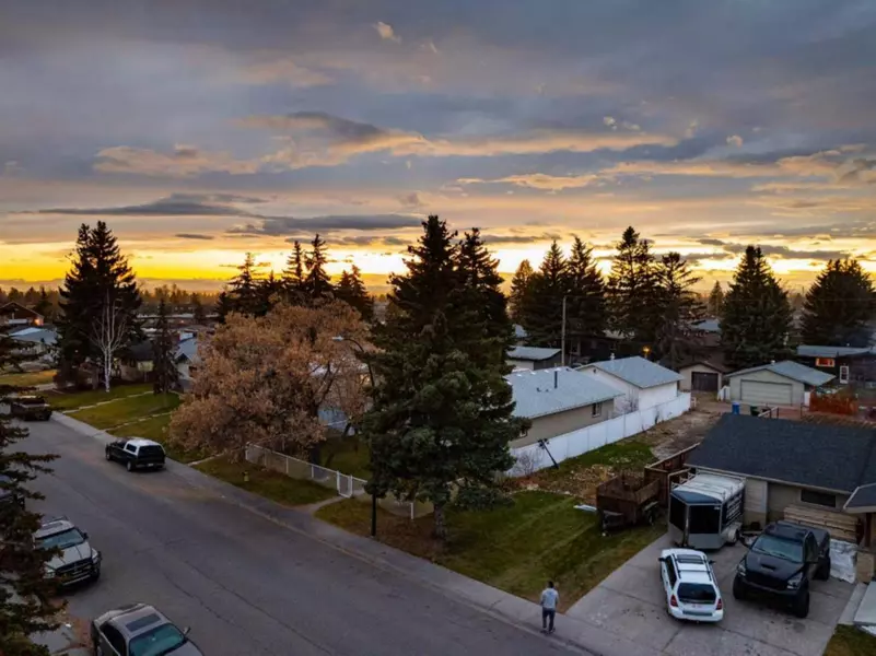 2435 43 ST Southeast, Calgary, AB T2B 1H6