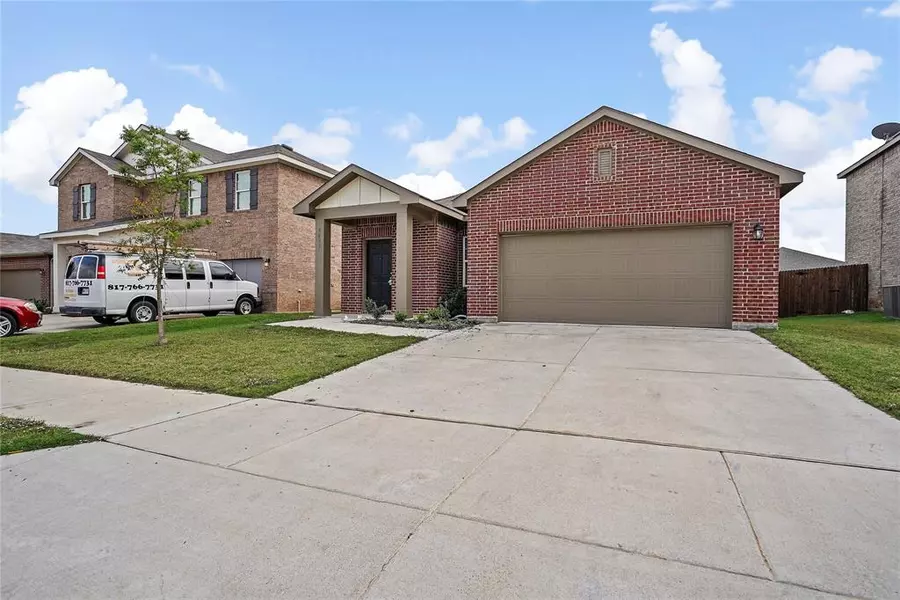 5633 Mcmahan Lane, Fort Worth, TX 76036