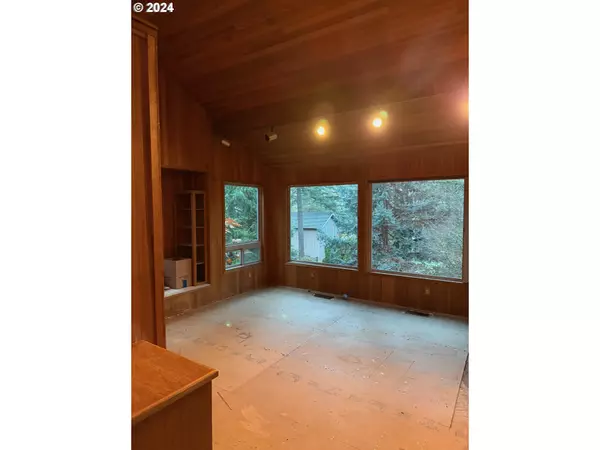 Lake Oswego, OR 97035,1 WALKING WOODS DR