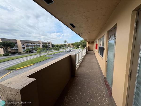 Sunrise, FL 33322,9101 Sunrise Lakes Blvd  #218