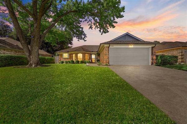 7729 Prairie Drive,  Watauga,  TX 76148