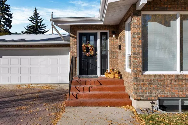 Calgary, AB T3E 5R3,6503 Lombardy CRES SW